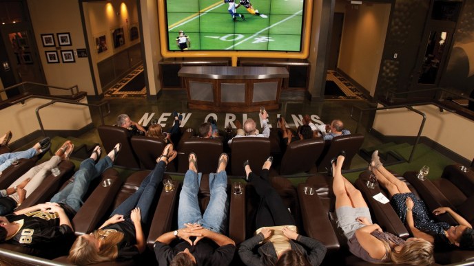 Where Sports Bars Can Find Football Games Online